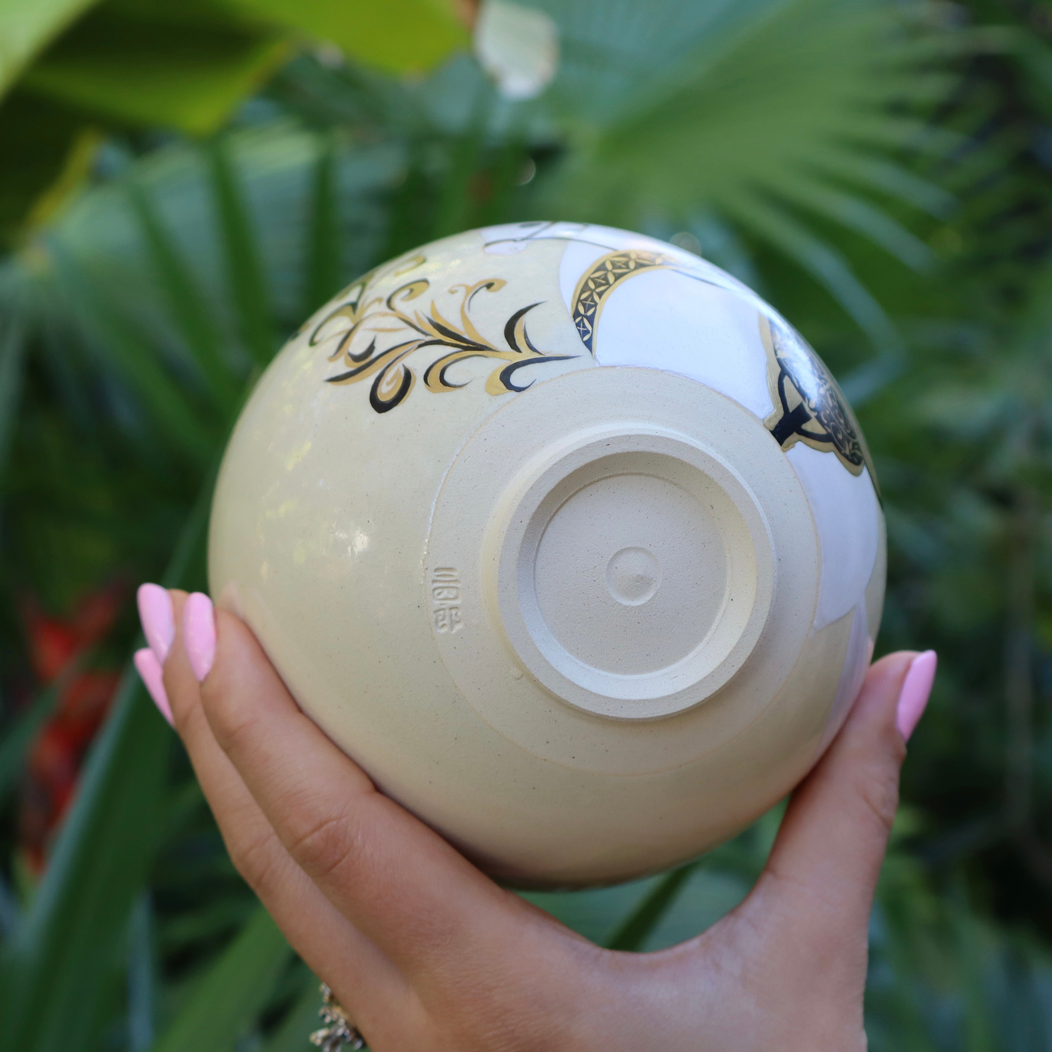 Hakuba white pony chawan signature mark closeup, hanko stamp on pottery bowl, artists signature